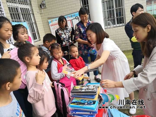 送上节日的温暖！泸县供销社慰问贫困儿童(图1)
