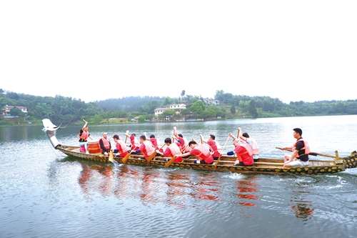 包粽子&nbsp;赛龙舟&nbsp;传统佳节情依旧(图1)