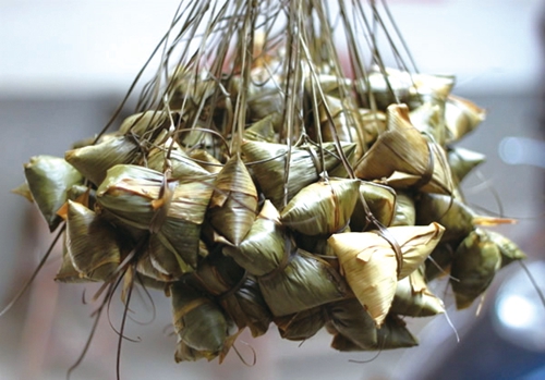 包粽子&nbsp;赛龙舟&nbsp;传统佳节情依旧(图2)