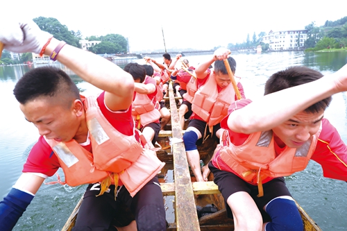 包粽子&nbsp;赛龙舟&nbsp;传统佳节情依旧(图4)