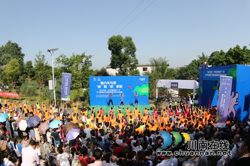 环湖奔跑+润肺&nbsp;泸州千余跑友“悦”跑十里渔湾(图2)