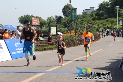 环湖奔跑+润肺&nbsp;泸州千余跑友“悦”跑十里渔湾(图3)