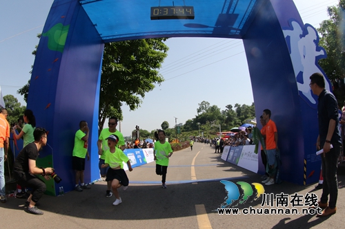 环湖奔跑+润肺&nbsp;泸州千余跑友“悦”跑十里渔湾(图13)