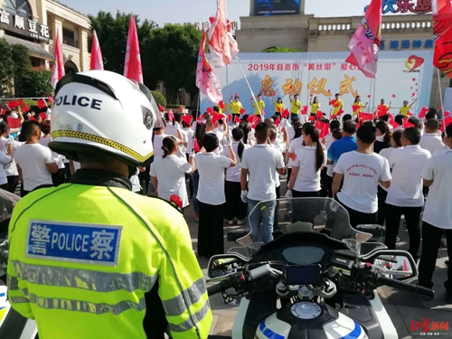 自贡启动“爱心送考”活动&nbsp;定点接送考生572名(图1)