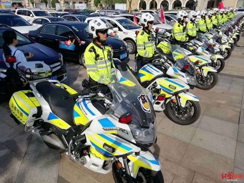 自贡启动“爱心送考”活动&nbsp;定点接送考生572名(图2)