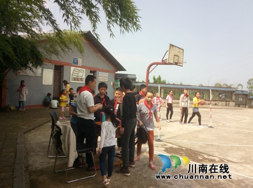 纳溪区龙车镇鼓楼山小学开展庆“六一”游园活动(图1) 纳溪区龙车镇鼓楼山小学开展庆“六一”游园活动(图1)