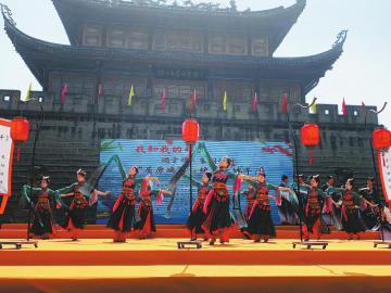 齐声诵诗古风快闪&nbsp;泸州传承古韵之美(图1)