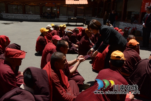 “飞”进藏区&nbsp;泸州法院缤纷彩蝶送法律给藏胞(图10)