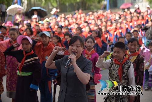 “飞”进藏区&nbsp;泸州法院缤纷彩蝶送法律给藏胞(图7)