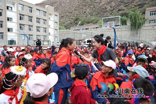 “飞”进藏区&nbsp;泸州法院缤纷彩蝶送法律给藏胞(图1)