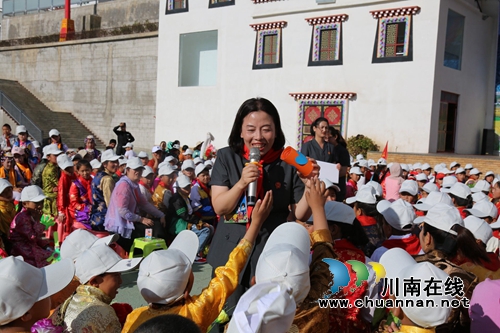 “飞”进藏区&nbsp;泸州法院缤纷彩蝶送法律给藏胞(图3)