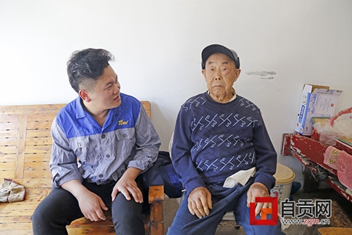 自贡九旬老人意外落水&nbsp;危急时刻小伙跳水救人(图1)