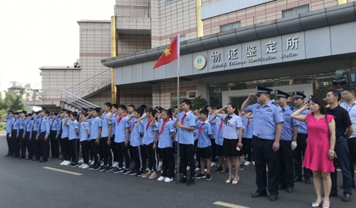 泸州举行毒品集中销毁仪式&nbsp;民警与师生共同宣誓(图1)