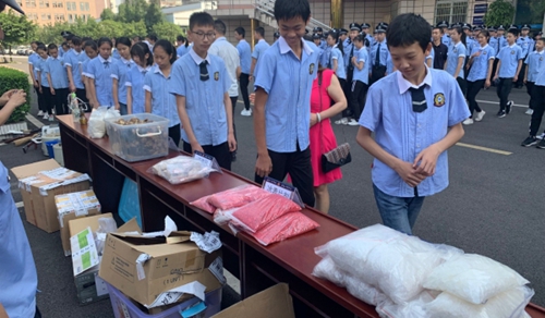 泸州举行毒品集中销毁仪式&nbsp;民警与师生共同宣誓(图3)