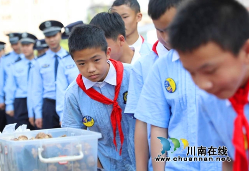 泸州十八中师生代表参加纪念“6·3”虎门销烟公开销毁毒品毒具现场会(图3)