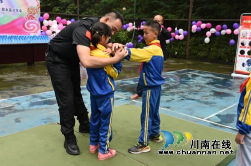 叙永县开展“关爱明天，法润成长”庆“六一”法治嘉年华主题活动(图6)