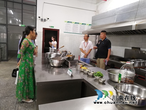 江阳区教体局安办和茜草街道教管中心到张坝街道辖区学校开展2019年二季度交叉安全检查(图1)