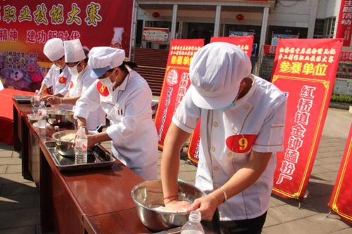 匠心传承技艺&nbsp;高手角逐宜宾红桥猪儿粑制作大赛(图1)