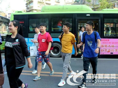 高考期间&nbsp;宜宾90辆公交车为学子保驾护航(图1)