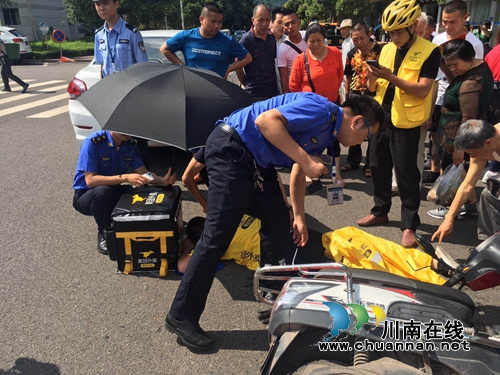 电瓶车主遇车祸昏迷&nbsp;泸县城管队员撑伞救助(图1)