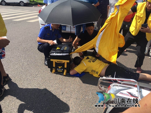 电瓶车主遇车祸昏迷&nbsp;泸县城管队员撑伞救助(图2)