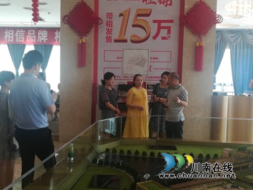 泸州市商务会展局深入叙永县商贸企业检查安全生产工作(图1)