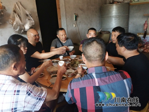 泸县太伏镇：帮扶干部与贫困户一起过端午(图2)