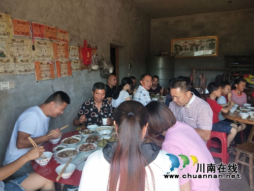 泸县太伏镇：帮扶干部与贫困户一起过端午(图1)