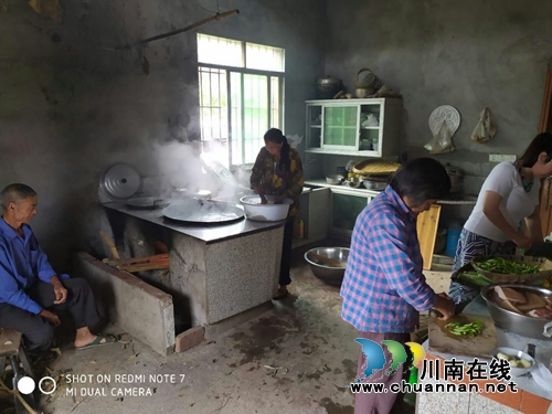 泸县太伏镇：帮扶干部与贫困户一起过端午(图3)