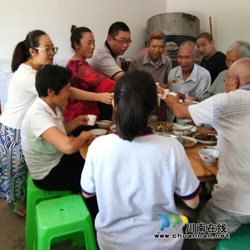 泸县太伏镇：帮扶干部与贫困户一起过端午(图5)