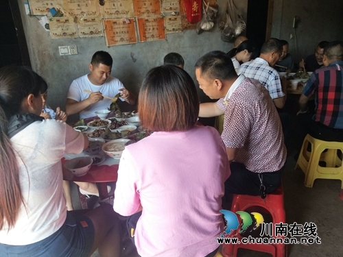 泸县太伏镇：帮扶干部与贫困户一起过端午(图4)