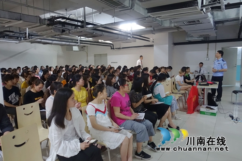 定制安防课接地气&nbsp;四川警院警盾公益宣讲火爆(图3)