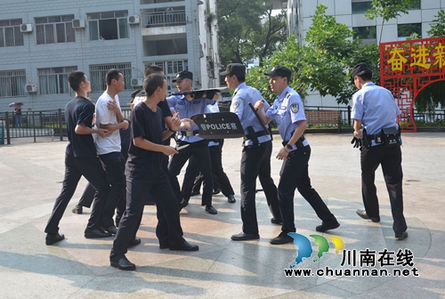 定制安防课接地气&nbsp;四川警院警盾公益宣讲火爆(图5)