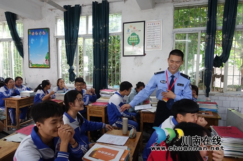 定制安防课接地气&nbsp;四川警院警盾公益宣讲火爆(图12)