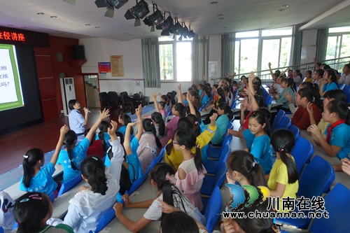 定制安防课接地气&nbsp;四川警院警盾公益宣讲火爆(图15)