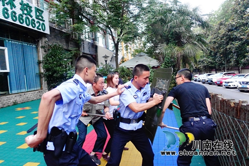 定制安防课接地气&nbsp;四川警院警盾公益宣讲火爆(图7)