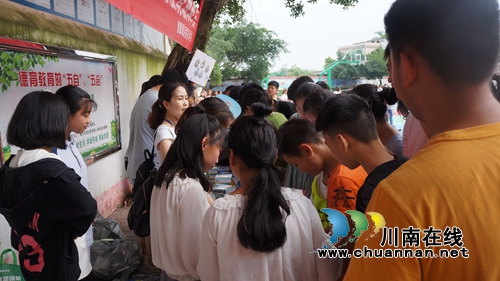 泸县立石镇举办“玉龙湖第四届端午诗会”(图3) 泸县立石镇举办“玉龙湖第四届端午诗会”(图3)