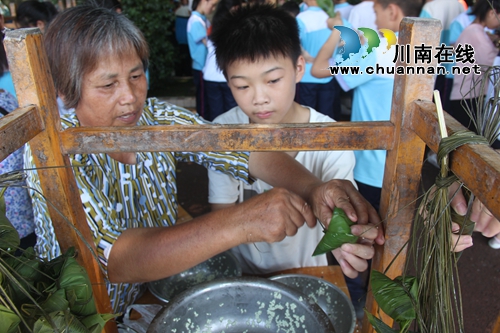 纳溪区棉花坡镇中学：片片粽叶情&nbsp;乐蜀过端午(图1)