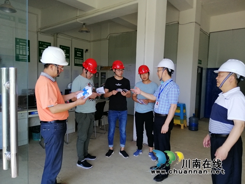 纳溪区综合行政执法局:加强安全知识宣传,发放安全知识手册(图1) 纳溪区综合行政执法局:加强安全知识宣传,发放安全知识手册(图1)