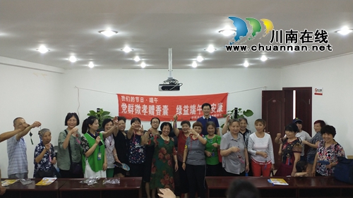 江阳区大山坪街道三道桥社区：党群微孝赠香囊，绿益端午更安康(图2)