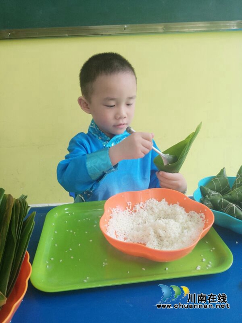 包粽子、缝香囊 叙永一幼儿园体验端午的魅力(图1) 包粽子、缝香囊 叙永一幼儿园体验端午的魅力(图1)