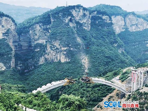 鸡鸣三省大桥泸州段建设即将完成 年底通车(图1) 鸡鸣三省大桥泸州段建设即将完成 年底通车(图1)