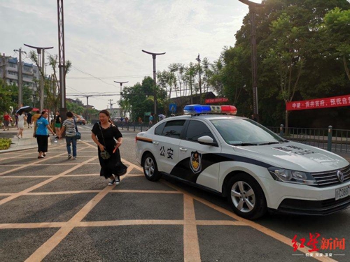 自贡考生临考前打不到车，幸好遇到巡逻民警(图1)