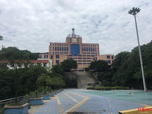 传宜宾学院雷人提示：女生穿吊带影响男生学习(图1)