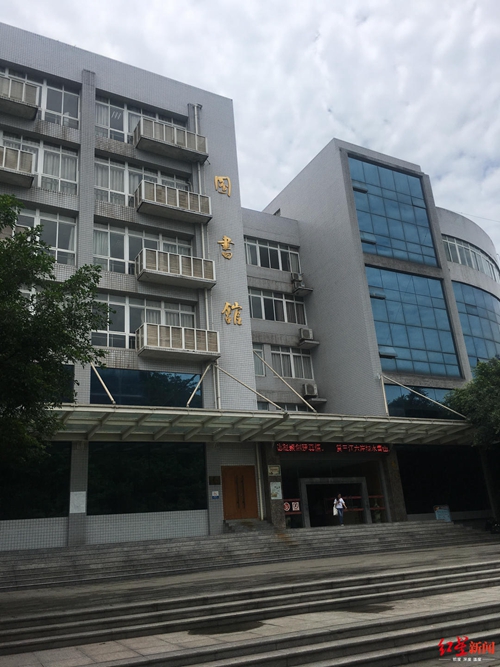 传宜宾学院雷人提示：女生穿吊带影响男生学习(图3)