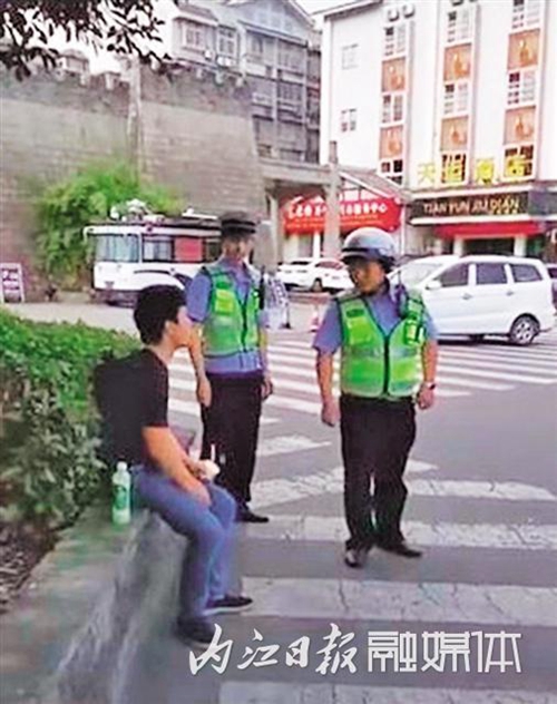 石家庄男子晕倒隆昌街头&nbsp;辅警热情救助获称赞(图1)