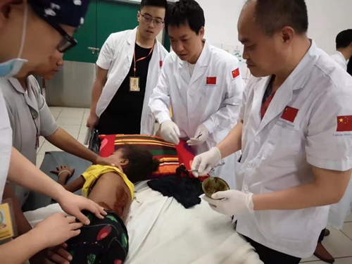 东帝汶客车坠崖&nbsp;西南医大中医院医生紧急救援(图1)