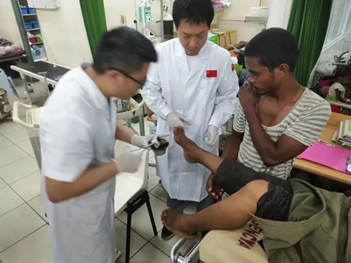 东帝汶客车坠崖&nbsp;西南医大中医院医生紧急救援(图2)