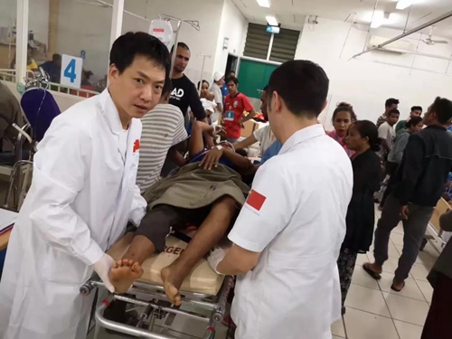 东帝汶客车坠崖&nbsp;西南医大中医院医生紧急救援(图3)