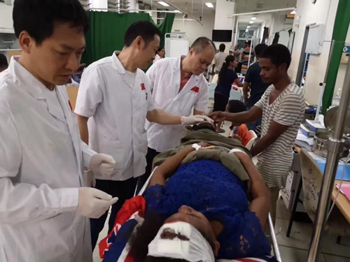 东帝汶客车坠崖&nbsp;西南医大中医院医生紧急救援(图4)